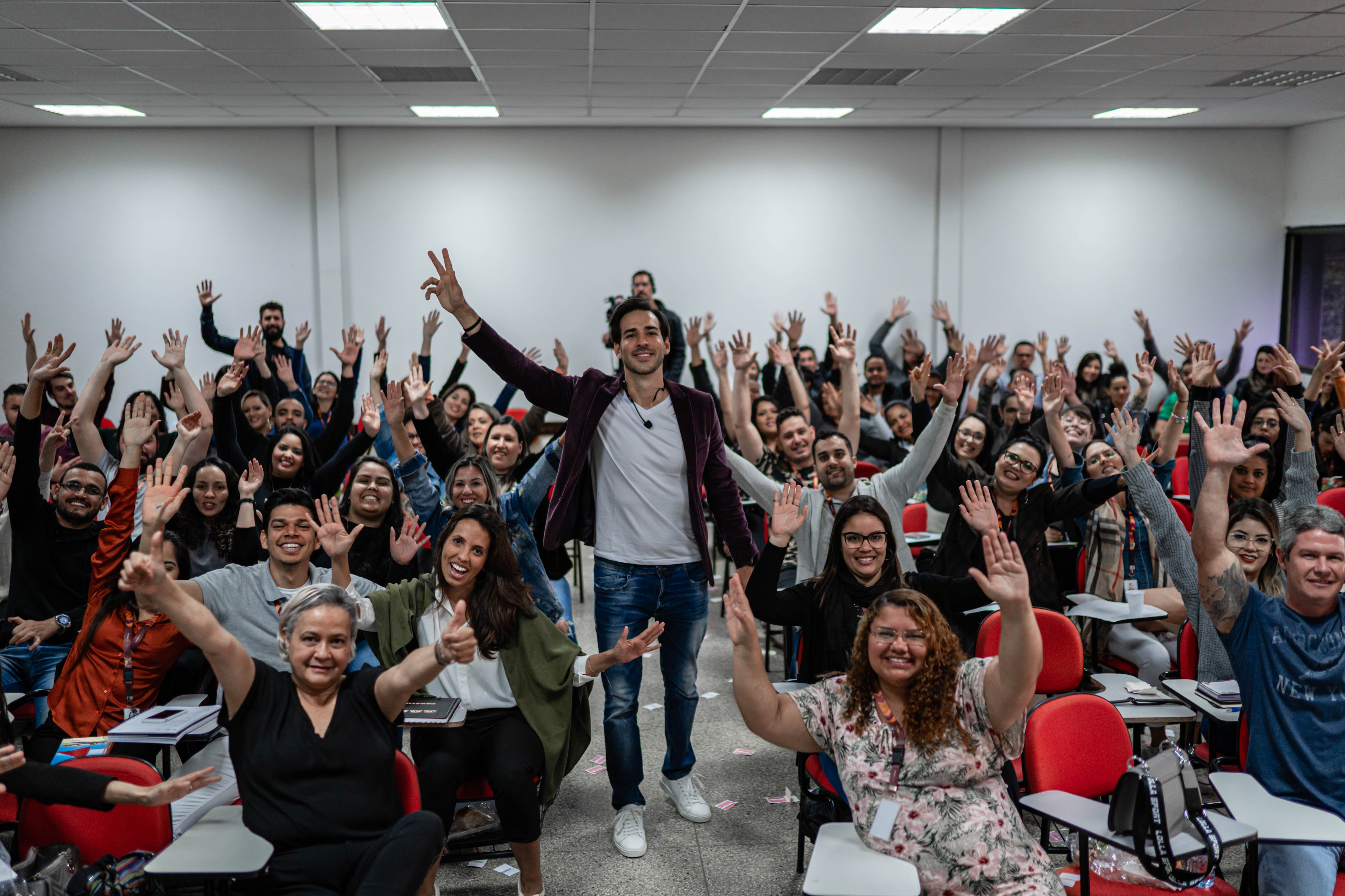 Gui Ávila palestrando com plateia
